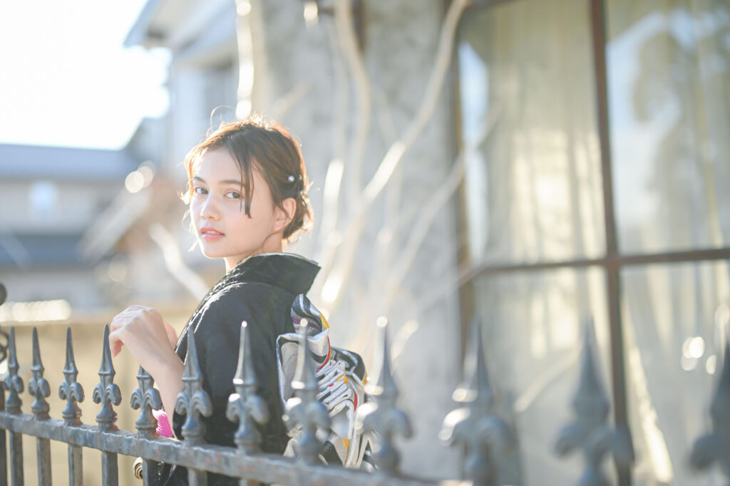 2026年人気カラーの振袖を着た女性|ハナエミ