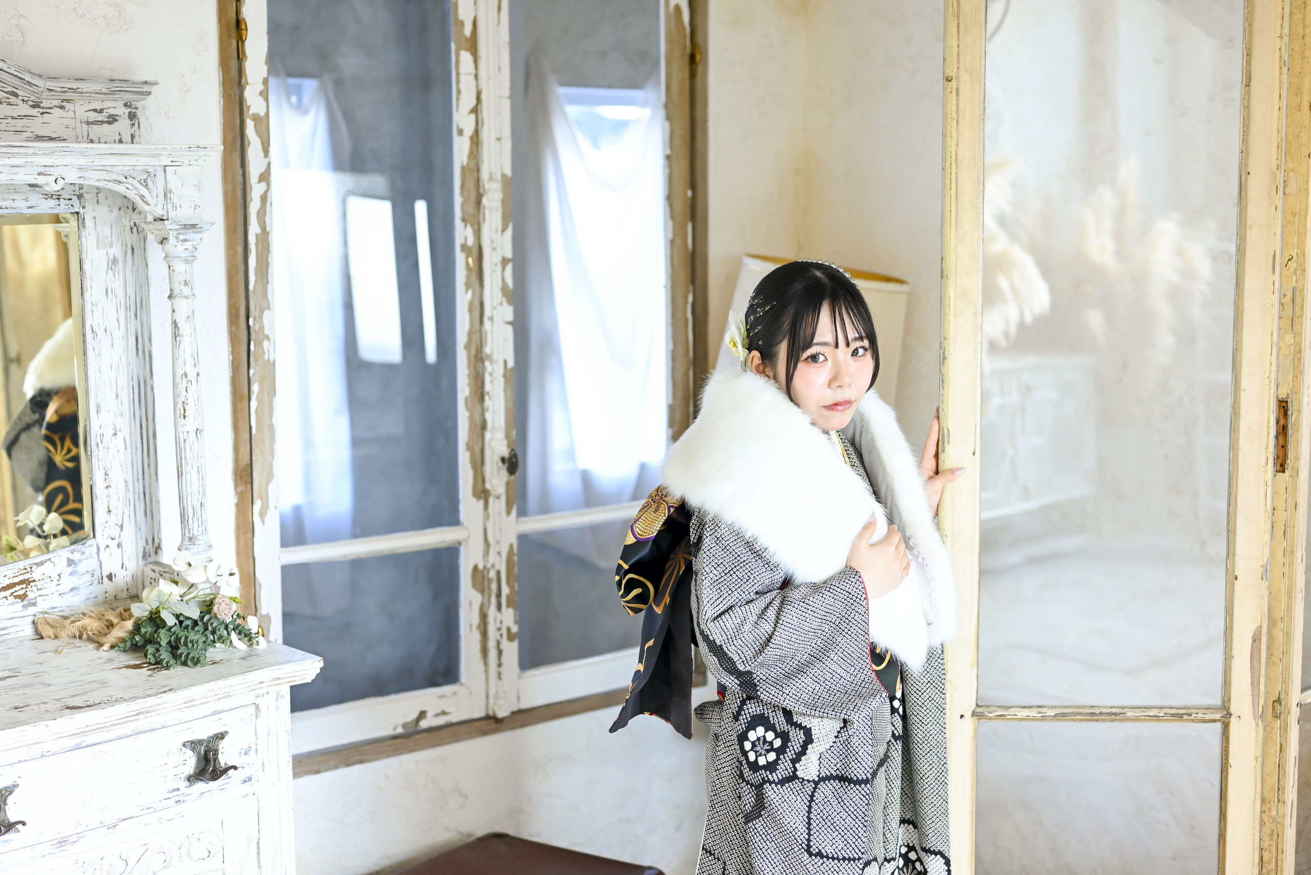 卒業袴の記念撮影でスタジオに立つ女性