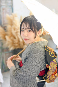 卒業袴レンタルの料金について考える女性｜ハナエミ