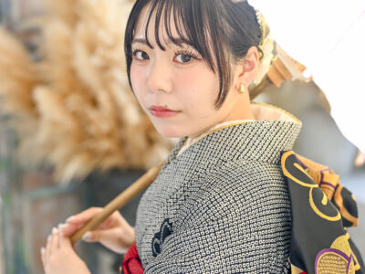 卒業袴レンタルの料金について考える女性｜ハナエミ