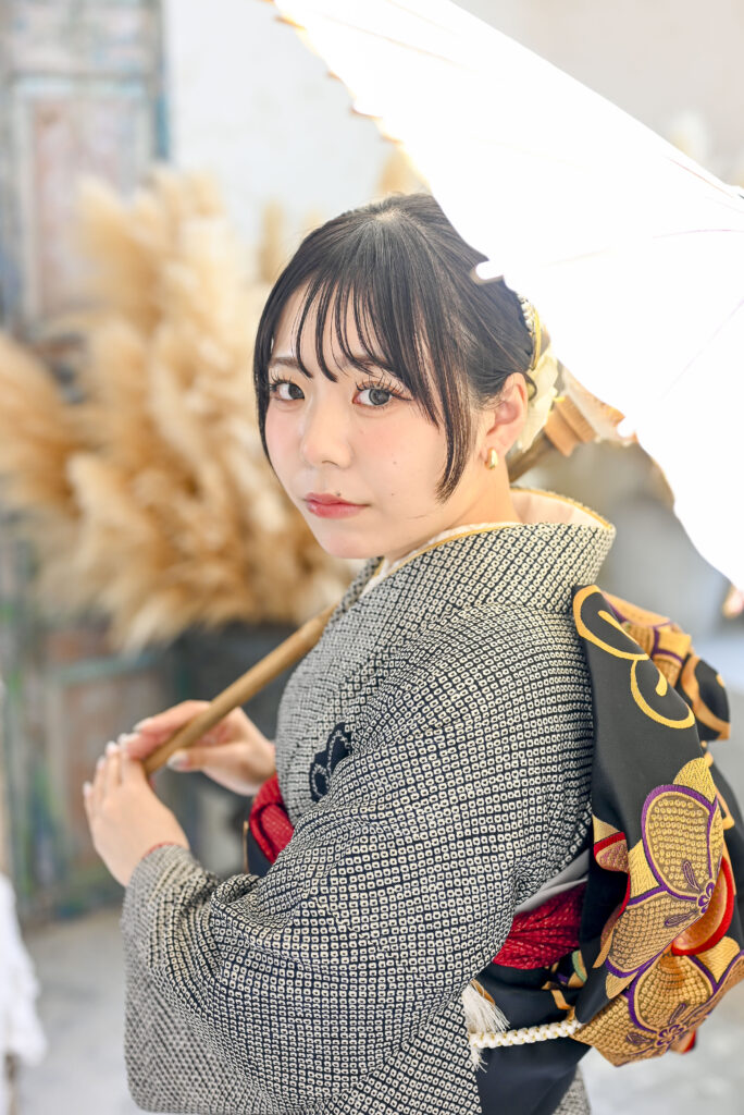 卒業袴レンタルの料金について考える女性｜ハナエミ