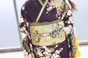 成人式当日の持ち物を準備する女性｜ハナエミ