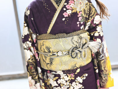 成人式当日の持ち物を準備する女性｜ハナエミ