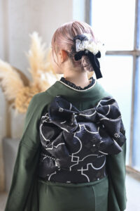 振袖の帯結びを美しく見せる後ろ姿のポーズ