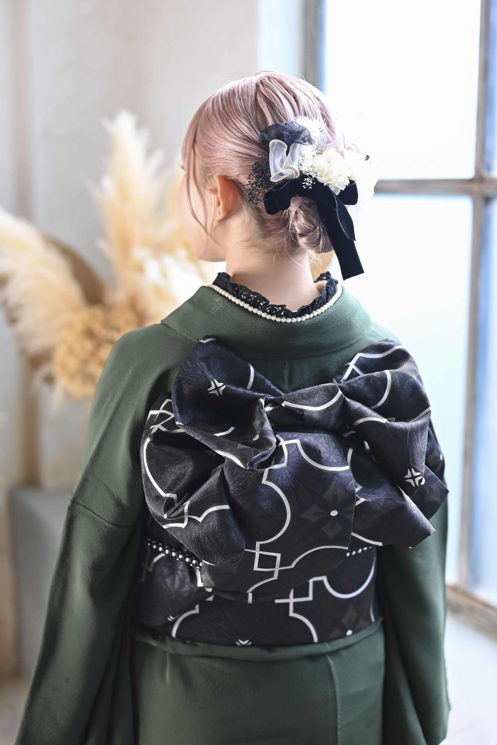 振袖の帯結びを美しく見せる後ろ姿のポーズ