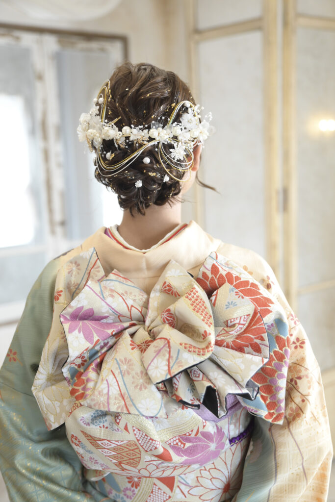 卒業袴の前撮りで着付け・ヘアメイクを仕上げた後ろ姿｜ハナエミ