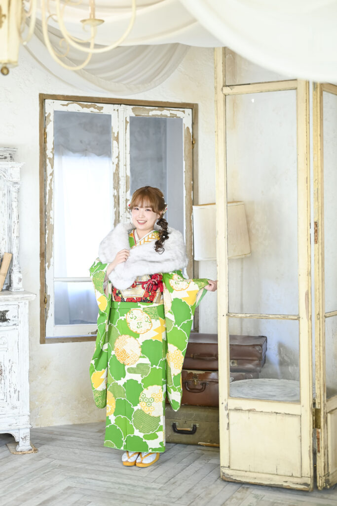 振袖レンタルと購入を比較する女性|ハナエミ