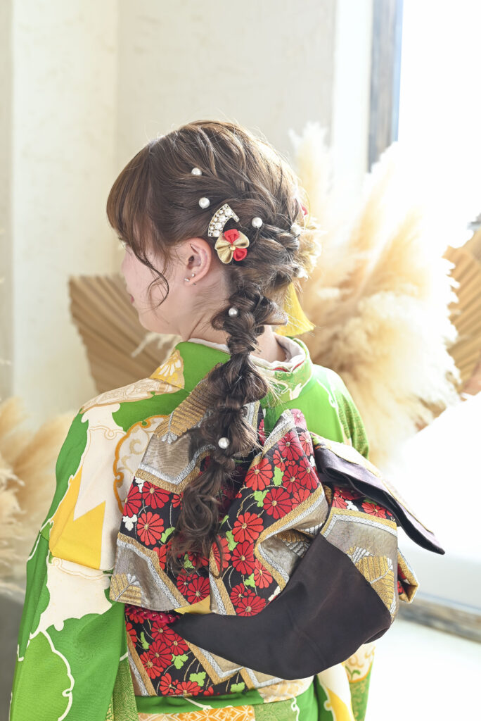 豊橋・豊川で振袖を選ぶ女性