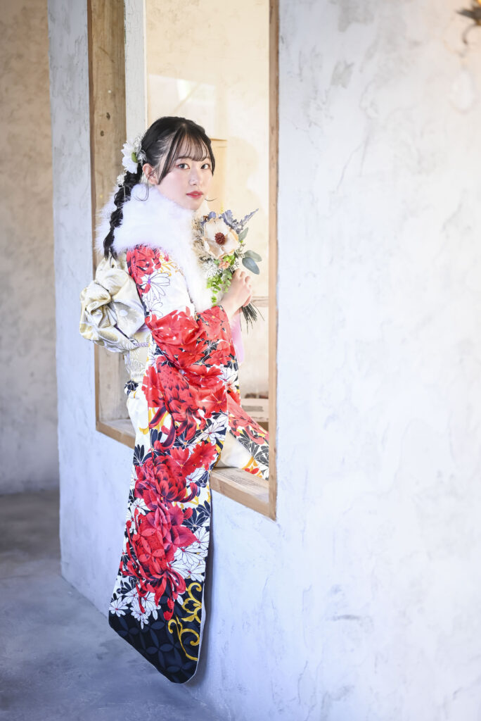 2026年人気カラーの振袖を着た女性|ハナエミ
