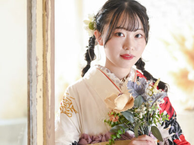 振袖レンタルと購入を比較する女性｜ハナエミ