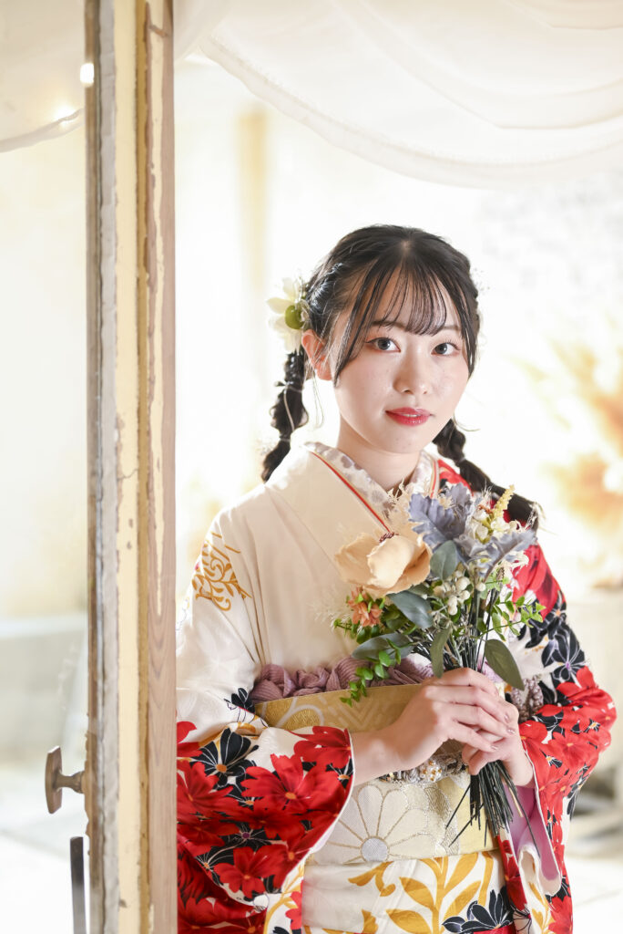 振袖レンタルと購入を比較する女性|ハナエミ