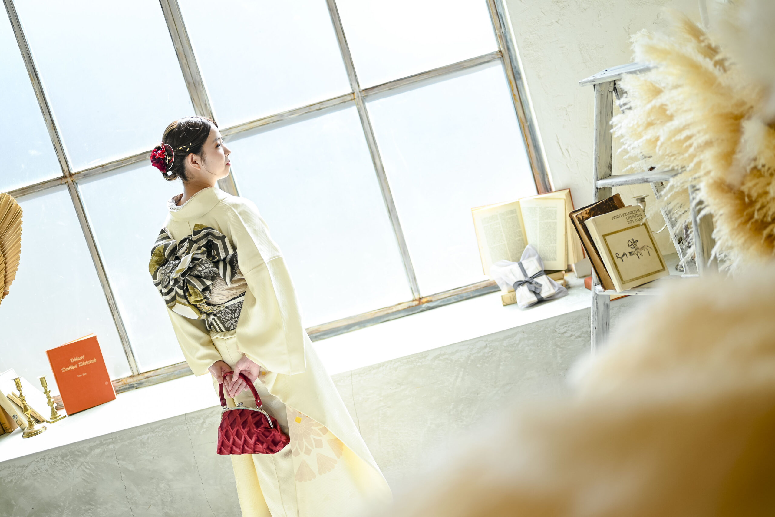 髪飾りを付けた上品な振袖ヘアアレンジの女性