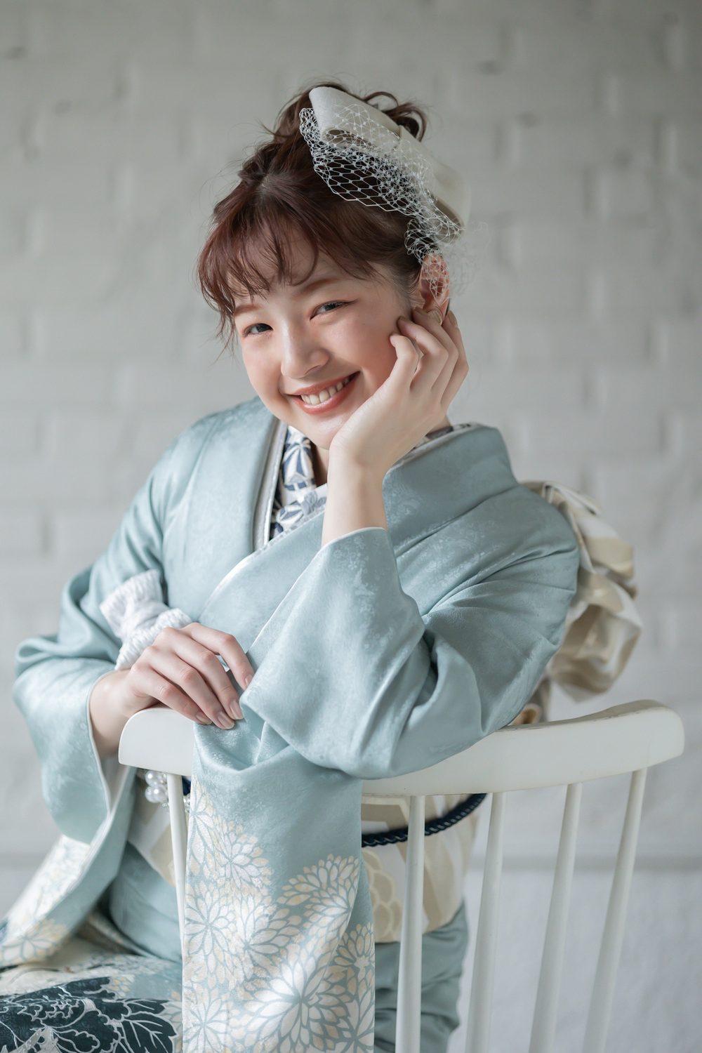 水色の振袖で笑顔の女性