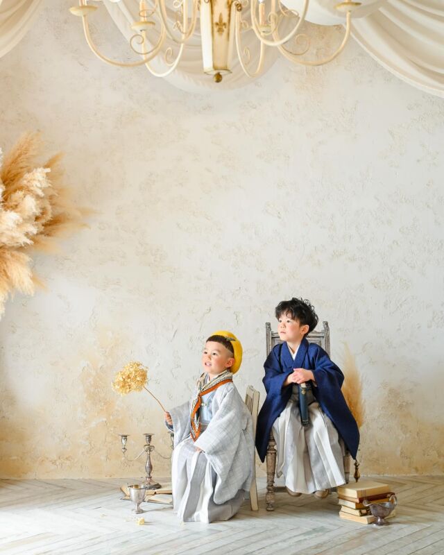 ・
【2025年新作着物】
3歳男の子&5歳男の子🏎️💫

3歳の淡い色で優しい雰囲気と上品な新デザインの5歳
色違いのものになりますので、2人で着たらまとまり感がアップ⤴️します🫶🏻

豊川ミンミスタッフが心を込めてデザインした、ミンミ限定の特別な一着。この着物を着る瞬間が、あなたの記念日をもっと特別に彩ります🌼🌼

七五三という特別な日を、より印象的に彩る一着。
ぜひ、フォトスタジオミンミ豊川店でお試しください🕊️✨

—————————————————————
ご予約方法
Web: https://photostudio-minmi.com/
tell:0533-56-2806
⁡
〒442-0033
愛知県豊川市豊川町遠通2番地14
⁡
定休日:水曜日
—————————————————————————
#フォト #フォトスタジオ#写真館 #753#753撮影 #753ヘア #753前撮り #7歳 #５歳 #3歳#photo #フォトウェディング #バースデー #バースデーフォト #バースデー撮影 #ニューボン#お宮参り #ハーフ成人式 #振袖 #振袖レンタル #フォトスタジオ愛知#フォトスタジオ豊川#七五三撮影