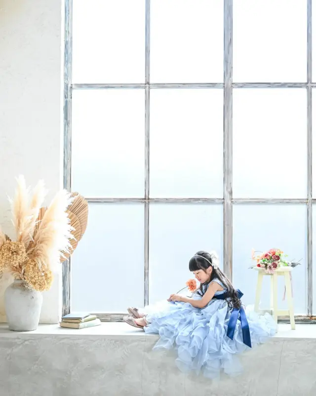 camera  @mocchan_minmi 
studio シエロスタジオ
　　　　　@minmi_toyokawa 

7歳七五三🔆🔆

長い綺麗な髪を生かしてヘアメイク🌼
着物と洋装で雰囲気がガラッと変わってとっても可愛いかったです🌻
兄弟でも仲良しショットが撮れてポージングも表情もとっっっっても上手で
モデルさんみたいでした👏👏👏

ご予約大変埋まりやすくなっております😳
七五三撮影では着物を1着、洋装を1着を着て撮影して頂けれます🌷🌷

↓↓プランの特典↓↓
❶家族撮影無料‼︎
❷再撮影無料‼︎※データお渡し後は対象外
❸和装　洋装1着ずつ
❹新作衣装追加料金なし
❺足袋もレンタル無料‼︎

ご予約お待ちしております🫶

—————————————————————
ご予約方法
Web: https://photostudio-minmi.com/
tell:0533-56-2806

〒442-0033
愛知県豊川市豊川町遠通2番地14

定休日:水曜日
—————————————————————————
#フォト #フォトスタジオ#写真館 #753#753撮影 #753ヘア #753前撮り #7歳 #５歳 #3歳#photo #フォトウェディング #バースデー #バースデーフォト #バースデー撮影 #ニューボン#お宮参り #ハーフ成人式 #振袖 #振袖レンタル #フォトスタジオ愛知#フォトスタジオ豊川#七五三撮影