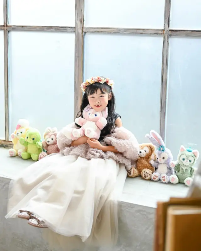 7歳七五三🍓🌼
大好きなダッフィーさん達と一緒にお写真🥰
長い綺麗な髪を生かしてヘアメイク🌼
着物と洋装で雰囲気がガラッと変わってとっても可愛いかったです🌻
姉妹も仲良しショットが撮れ流石お姉ちゃんでした🌷
モデルさんに可愛いお写真撮れました👏👏👏

ご予約大変埋まりやすくなっております😳
七五三撮影では着物を1着、洋装を1着を着て撮影して頂けれます🌷🌷

↓↓プランの特典↓↓
❶家族撮影無料‼︎
❷再撮影無料‼︎※データお渡し後は対象外
❸和装　洋装1着ずつ
❹新作衣装追加料金なし
❺足袋もレンタル無料‼︎

ご予約お待ちしております🫶
camera  @robe.studiominmi 
studio シエロスタジオ
　　　　　@minmi_toyokawa 
—————————————————————
ご予約方法
Web: https://photostudio-minmi.com/
tell:0533-56-2806

〒442-0033
愛知県豊川市豊川町遠通2番地14

定休日:水曜日
—————————————————————————
#フォト #フォトスタジオ#写真館 #753#753撮影 #753ヘア #753前撮り #7歳 #５歳 #3歳#photo #フォトウェディング #バースデー #バースデーフォト #バースデー撮影 #ニューボン#お宮参り #ハーフ成人式 #振袖 #振袖レンタル #フォトスタジオ愛知#フォトスタジオ豊川#七五三撮影