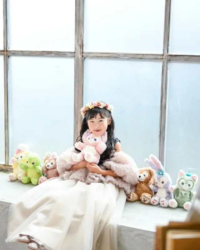 7歳七五三🍓🌼
大好きなダッフィーさん達と一緒にお写真🥰
長い綺麗な髪を生かしてヘアメイク🌼
着物と洋装で雰囲気がガラッと変わってとっても可愛いかったです🌻
姉妹も仲良しショットが撮れ流石お姉ちゃんでした🌷
モデルさんに可愛いお写真撮れました👏👏👏

ご予約大変埋まりやすくなっております😳
七五三撮影では着物を1着、洋装を1着を着て撮影して頂けれます🌷🌷

↓↓プランの特典↓↓
❶家族撮影無料‼︎
❷再撮影無料‼︎※データお渡し後は対象外
❸和装　洋装1着ずつ
❹新作衣装追加料金なし
❺足袋もレンタル無料‼︎

ご予約お待ちしております🫶
camera  @robe.studiominmi 
studio シエロスタジオ
　　　　　@minmi_toyokawa 
—————————————————————
ご予約方法
Web: https://photostudio-minmi.com/
tell:0533-56-2806

〒442-0033
愛知県豊川市豊川町遠通2番地14

定休日:水曜日
—————————————————————————
#フォト #フォトスタジオ#写真館 #753#753撮影 #753ヘア #753前撮り #7歳 #５歳 #3歳#photo #フォトウェディング #バースデー #バースデーフォト #バースデー撮影 #ニューボン#お宮参り #ハーフ成人式 #振袖 #振袖レンタル #フォトスタジオ愛知#フォトスタジオ豊川#七五三撮影