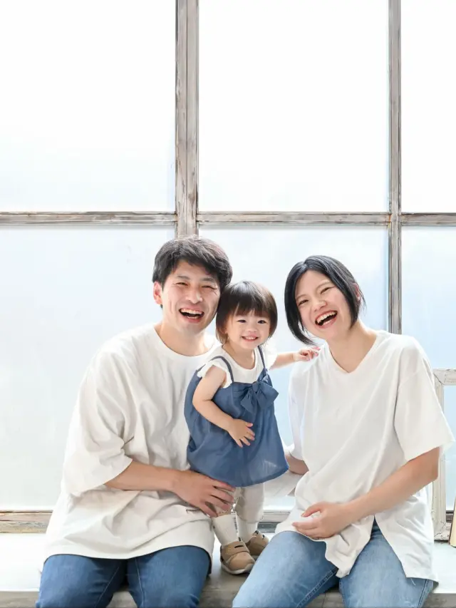 ．
家族写真20カットコース撮影にお越しいただきました😌
とっても素敵でした🌼

ニコニコ笑顔が上手でスタッフ一同癒されました！
フォトスタジオミンミでは家族写真の撮影もできます📸

どういった風に撮りたいかなどご相談大丈夫です⭕️
ご連絡はInstagramでも公式LINEからでもお待ちしております

photographer @gonchan_minmi 
studio シエロスタジオ
@minmi_toyokawa 

—————————————————————
ご予約方法
Web: https://photostudio-minmi.com/
tell:0533-56-2806

〒442-0033
愛知県豊川市豊川町遠通2番地14

定休日:水曜日
—————————————————————————

#七五三 #753撮影 #753ヘア #3歳女の子 #7歳女の子 #3歳男の子 #5歳男の子 #和装 #ドレス #753 #子育てぐらむ #フォトスタジオ #写真館 #スタジオミンミ #スタジオミンミ豊川 #豊川フォトスタジオキッズ #キッズフォト #七五三前撮り  #キッズヘアアレンジ  #一歳バースデー #お宮参り #バースデーフォト #豊川 #豊橋 #豊橋フォトスタジオ #家族写真  #豊川フォトスタジオ