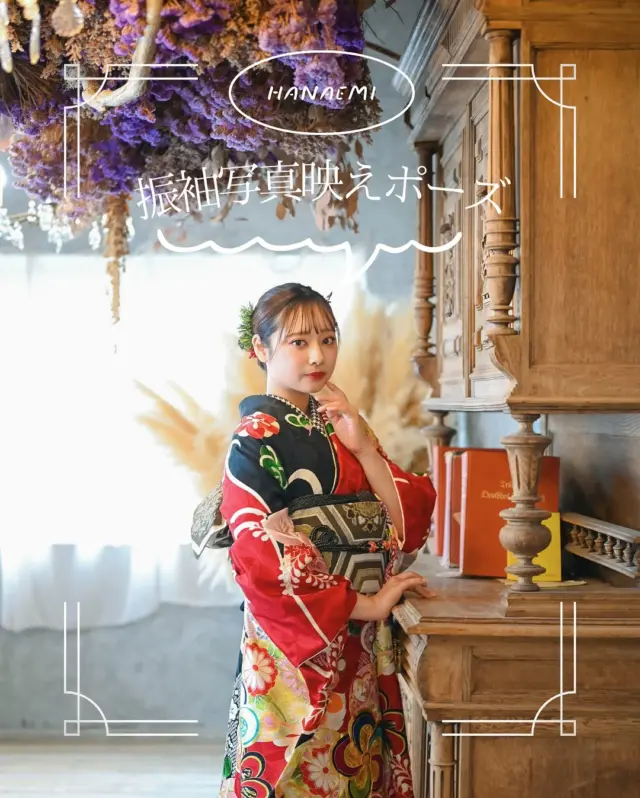 @hanaemi_kimono　←プロフィールはこちら
.
前撮り撮影の映えポーズ🫶🏻
おしゃれなスタジオで思い出に残る写真撮影にしましょう📷✨
.
一生に一度の晴れの日に、最高のわたしを…
振袖レンタルで、特別な一日をもっと美しく🌷
振袖選びに迷ったら、ぜひハナエミに🎀
.
あなたにぴったりの一着を
コーディネートさせていただきます✨

🏠：振袖レンタルハナエミ
▷愛知県豊川市豊川町遠通2-14 2階
▷0533-56-2831
▷9:30〜19:00
▷毎週水曜日定休
▷駐車場有
▷事前の予約が必要になります⚠️
▷予約方法：Web、TEL、公式ラインからお願いいたします
https://lin.ee/OUgM0V4
.
振袖レンタルハナエミでは
成人式の振袖レンタル、卒業式の卒業着物・袴のレンタルをはじめ
成人男性袴のレンタルも行っております✨
撮影スタジオも併設しているため、振袖や卒業袴等の
撮影のみのプランもございます
.
🌸振袖レンタルハナエミでは、専門のスタッフが
お振袖から小物まで一緒にコーディネートさせていただき
お客様にぴったりの1着をご提案します🌷
ぜひ一度お越しください！
.

ご予約はWeb、お電話受け付けております📞
詳細はHPでご確認ください😊
@minmi_toyokawa 
@hanaemi_kimono 
-———————————————————
#振袖 #振袖ヘア #成人式ヘア #成人式 #成人式前撮り #振袖レンタル #ママ振袖 #ママ振袖アレンジ #前撮り #フォトスタジオ #フォトスタジオ豊川#写真館