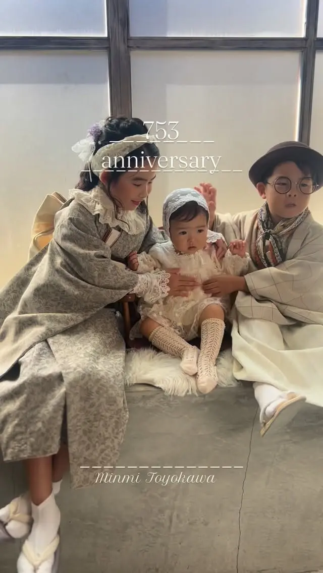 ⁡
⁡
⁡もっちゃん&えんちゃんペアで七五三撮影です✨✨

クイズなどしながら楽しく撮影してます🍀
┈┈┈┈┈┈┈┈┈┈┈┈┈┈┈┈┈┈┈┈
⁡

七五三撮影では着物を1着、洋装を1着を着て撮影して頂けれます🌷🌷
⁡
↓↓プランの特典↓↓
❶家族撮影無料‼︎
❷再撮影無料‼︎※データお渡し後は対象外
❸和装　洋装1着ずつ
❹新作衣装追加料金なし
❺足袋もレンタル無料‼︎
⁡
ご予約お待ちしております🫶
⁡
—————————————————————
ご予約方法
Web: https://photostudio-minmi.com/
tell:0533-56-2806
⁡
〒442-0033
愛知県豊川市豊川町遠通2番地14
⁡
定休日:水曜日
—————————————————————————
#フォト #フォトスタジオ#写真館 #753#753撮影 #753ヘア #753前撮り #7歳 #５歳 #3歳#photo #フォトウェディング #バースデー #バースデーフォト #バースデー撮影 #ニューボン#お宮参り #ハーフ成人式 #振袖 #振袖レンタル #フォトスタジオ愛知#フォトスタジオ豊川#七五三撮影