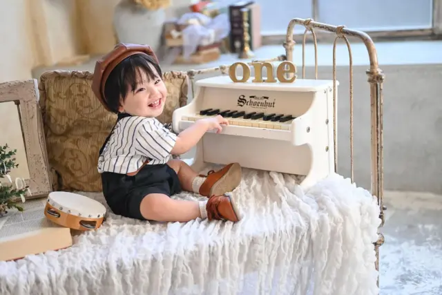 #1stbirthday 🌈✨
・

・ケーキを沢山っ食べれて、一升餅も力持ちに持てた1歳さん🌼
最初から最後までニコニコ笑顔でとっても上手でした！

パパもママもご協力ありがとうございました🍓

フォトスタジオミンミでは#スマッシュケーキ #一升餅 #選び取りカード など様々な撮影ができます📸
※全てお持ち込みになります🙌
※事前のご予約が必要になります
・
・
・
・8月9月もご予約埋まってきております💦
ご予約お待ちしております🫶

Photo  by @mocchan_minmi 
studio シエロスタジオ
　　　　　@minmi_toyokawa 
—————————————————————
ご予約方法
Web: https://photostudio-minmi.com/
tell:0533-56-2806

〒442-0033
愛知県豊川市豊川町遠通2番地14

定休日:水曜日
—————————————————————————

#七五三 #753撮影 #753ヘア #3歳女の子 #7歳女の子 #3歳男の子 #5歳男の子 #和装 #ドレス #753 #フォトスタジオ #写真館 #スタジオミンミ #スタジオミンミ豊川 #豊川フォトスタジオ キッズ #キッズフォト #七五三前撮り  # 一歳バースデー #お宮参り #バースデーフォト #豊川 #豊橋 #豊橋フォトスタジオ #家族写真  #豊川フォトスタジオ #スマッシュケーキ #スマッシュケーキ撮影