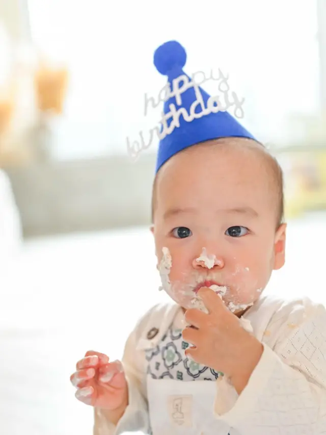 🎂＼1歳のおたんじょうびに “おいしい記念日” を／🎂

手づかみOK！顔についちゃってもOK！
汚しちゃってもちろんOK！
“スマッシュケーキ”は、赤ちゃんが自由に楽しめる
おいしくてたのしいバースデー撮影！🍰🍓

当スタジオでは、バースデープランでスマッシュケーキ撮影ができちゃいます♪🤍
※事前の予約が必要になります。またケーキやその他持ち物はお客様持参となります。

他ではなかなかできないから、特別感もたっぷり！

ケーキに興味津々な顔、
ちょっとびっくりした顔、
そして、とびきりの笑顔。

ぜ〜んぶまとめて、1歳の思い出に残しませんか？…🍓

ご予約の際に「スマッシュケーキ希望」と伝えてくださいね！
・
フォトスタジオミンミでは#スマッシュケーキ #一升餅 #選び取りカード など様々な撮影ができます📸
※全てお持ち込みになります🙌
—————————————————————
ご予約方法
Web: https://photostudio-minmi.com/
tell:0533-56-2806
⁡
〒442-0033
愛知県豊川市豊川町遠通2番地14
⁡
定休日:水曜日
—————————————————————————
#フォト #フォトスタジオ#写真館 #753#753撮影 #753ヘア #753前撮り #7歳 #５歳 #3歳#photo #フォトウェディング #バースデー #バースデーフォト #バースデー撮影 #ニューボン#お宮参り #ハーフ成人式 #振袖 #振袖レンタル #フォトスタジオ愛知#フォトスタジオ豊川#七五三撮影 #スマッシュケーキ #スマッシュケーキ撮影 #smashcake