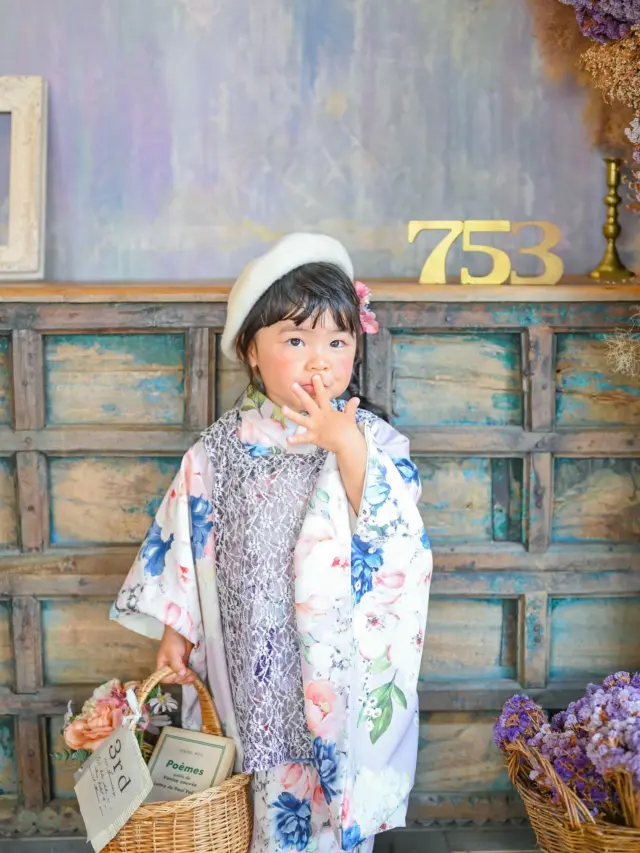 753 photo𓂃◌𓈒
3歳の753撮影です📷ˎˊ˗
⁡
⁡
撮影にお越しいただきありがとうございました🫶🏽🫧
 

ミンミではお子様のお着物だけではなく

お母様　お父様のお着物もご用意しております✨✨

七五三撮影や、お宮参り撮影でご家族みんなでお着物着ることも可能です😇

もちろんお家にお着物がある方も
お持ち込み頂ければお着付け可能となっております🙆‍♂️

お着付け代【お着物のレンタル料込み】で¥5,500‼️

お母様などはお着付けだけではなく、ヘアセットやメイクなどもできます💄

気になる方はお気軽にお電話やLINEからお問い合わせ可能となっております🙊

photo studio𓂃 @minmi_toyokawa 
photographer 𓂃 @gonchan_minmi 
studio 𓂃 フェリスstudio
—————————————————————
ご予約方法
Web: https://photostudio-minmi.com/
tell:0533-56-2806
⁡
〒442-0033
愛知県豊川市豊川町遠通2番地14
⁡
定休日:水曜日
—————————————————————————
#フォト #フォトスタジオ#写真館 #753#753撮影 #753ヘア #753前撮り #7歳 #５歳 #3歳#photo #フォトウェディング #バースデー #バースデーフォト #バースデー撮影 #ニューボン#お宮参り #ハーフ成人式 #振袖 #振袖レンタル #フォトスタジオ愛知#フォトスタジオ豊川#七五三撮影