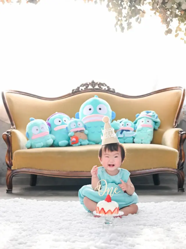 🎂＼1歳のおたんじょうびに “おいしい記念日” を／🎂

手づかみOK！顔についちゃってもOK！
汚しちゃってもちろんOK！
“スマッシュケーキ”は、赤ちゃんが自由に楽しめる
おいしくてたのしいバースデー撮影！🍰🍓

当スタジオでは、バースデープランでスマッシュケーキ撮影ができちゃいます♪🤍
※事前の予約が必要になります。またケーキやその他持ち物はお客様持参となります。

他ではなかなかできないから、特別感もたっぷり！

ケーキに興味津々な顔、
ちょっとびっくりした顔、
そして、とびきりの笑顔。

ぜ〜んぶまとめて、1歳の思い出に残しませんか？…🍓

ご予約の際に「スマッシュケーキ希望」と伝えてくださいね！
・
フォトスタジオミンミでは#スマッシュケーキ #一升餅 #選び取りカード など様々な撮影ができます📸
※全てお持ち込みになります🙌
—————————————————————
ご予約方法
Web: https://photostudio-minmi.com/
tell:0533-56-2806
⁡
〒442-0033
愛知県豊川市豊川町遠通2番地14
⁡
定休日:水曜日
—————————————————————————
#フォト #フォトスタジオ#写真館 #753#753撮影 #753ヘア #753前撮り #7歳 #５歳 #3歳#photo #フォトウェディング #バースデー #バースデーフォト #バースデー撮影 #ニューボン#お宮参り #ハーフ成人式 #振袖 #振袖レンタル #フォトスタジオ愛知#フォトスタジオ豊川#七五三撮影 #スマッシュケーキ #スマッシュケーキ撮影 #smashcake