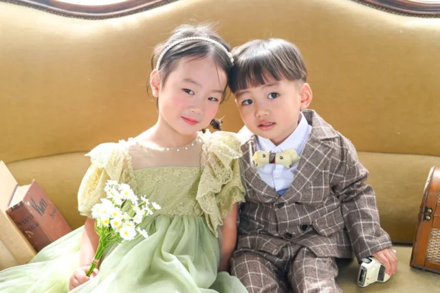 swipe→1〜11🌷
⁡
3歳七五三撮影📷ˎˊ˗

ポージングが上手でモデルさんみたいでした🫣✨
着物と洋装でガラッと雰囲気も変わり、
兄弟で仲良し撮影とても楽しかったです🌈
⁡
撮影にお越しいただきありがとうございました😊✨
⁡
今なら２人一緒に七五三撮影をしたい方に向けたプラン兄弟メインシェアコースがお得な価格で撮影できます！😌

お子様のソロの写真はいらないけど、兄弟写真の時だけ一緒に写りたい方は
和装→¥５,５００
洋装→¥１,６５０　　こちらでのご案内が可能となっております📸

⁡
studio 𓂃 フェリススタジオ
⁡
ご予約大変埋まりやすくなっております😳
⁡
七五三撮影では着物を1着、洋装を1着を着て撮影して頂けれます🌷🌷
⁡
↓↓プランの特典↓↓
❶家族撮影無料‼︎
❷再撮影無料‼︎※データお渡し後は対象外
❸和装　洋装1着ずつ
❹新作衣装追加料金なし
❺足袋もレンタル無料‼︎
⁡
ご予約お待ちしております🫶
⁡
—————————————————————
ご予約方法
Web: https://photostudio-minmi.com/
tell:0533-56-2806
⁡
〒442-0033
愛知県豊川市豊川町遠通2番地14
⁡
定休日:水曜日
—————————————————————————
#フォト #フォトスタジオ#写真館 #753#753撮影 753ヘア 753前撮り 7歳 ５歳 3歳photo フォトウェディング バースデー バースデーフォト バースデー撮影 ニューボンお宮参り ハーフ成人式 振袖 振袖レンタル フォトスタジオ愛知フォトスタジオ豊川七五三撮影