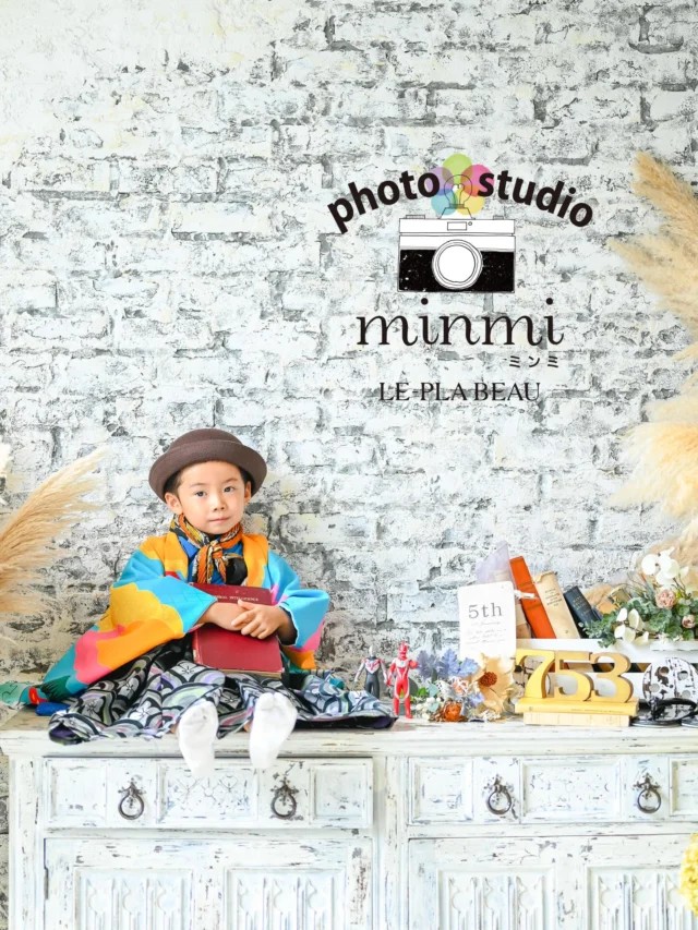 753Photo☀️
ウルトラマンが大好きな5歳さん🥳
撮影がとても上手で和装では刀持ったり、帽子をかぶってみたり色んなパターンでニコニコに撮影ができました👏🌈

⁡
撮影にお越しいただきありがとうございました❣️
⁡
⁡
⁡
当店ではお持ち込みの小物やぬいぐるみなどと一緒に撮影が可能です✨お子様が今お気に入りの物と思い出にお写真もおすすめですよ🥰
⁡
studio𓂃 シエロスタジオ
　　　　　@minmi_toyokawa 

ご予約大変埋まりやすくなっております😳

七五三撮影では着物を1着、洋装を1着を着て撮影して頂けれます🌷🌷
⁡
↓↓プランの特典↓↓
❶家族撮影無料‼︎
❷再撮影無料‼︎※データお渡し後は対象外
❸和装　洋装1着ずつ
❹新作衣装追加料金なし
❺足袋もレンタル無料‼︎
⁡
ご予約お待ちしております🫶
⁡
—————————————————————
ご予約方法
Web: https://photostudio-minmi.com/
tell:0533-56-2806
⁡
〒442-0033
愛知県豊川市豊川町遠通2番地14
⁡
定休日:水曜日
—————————————————————————
#フォト #フォトスタジオ#写真館 #753#753撮影 753ヘア 753前撮り 7歳 ５歳 3歳photo フォトウェディング バースデー バースデーフォト バースデー撮影 ニューボンお宮参り ハーフ成人式 振袖 振袖レンタル フォトスタジオ愛知フォトスタジオ豊川七五三撮影