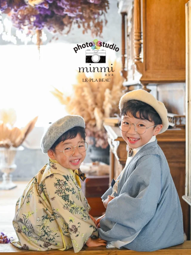 753 photo🎞
なんでも大笑いしてくれる兄弟さん👬
仲良くニコニコ笑顔で撮影できました🥰

着物のくずしのベレー帽✖️眼鏡も似合ってて素敵でした🥳
撮影にお越しいただきありがとうございました🙇‍♀️✨
⁡

今なら２人一緒に七五三撮影をしたい方に向けたプラン兄弟メインシェアコースがお得な価格で撮影できます！😌

お子様のソロの写真はいらないけど、兄弟写真の時だけ一緒に写りたい方は
和装→¥５,５００
洋装→¥１,６５０　　こちらでのご案内が可能となっております📸

photo studio𓂃 @minmi_toyokawa 
studio 𓂃 フェリスstudio
⁡
⁡
⁡
⁡
┈┈┈┈┈┈┈┈┈┈┈┈┈┈┈┈┈┈┈┈

⁡
ご予約大変埋まりやすくなっております😳
⁡
七五三撮影では着物を1着、洋装を1着を着て撮影して頂けれます🌷🌷
⁡
↓↓プランの特典↓↓
❶家族撮影無料‼︎
❷再撮影無料‼︎※データお渡し後は対象外
❸和装　洋装1着ずつ
❹新作衣装追加料金なし
❺足袋もレンタル無料‼︎
⁡
ご予約お待ちしております🫶
⁡
—————————————————————
ご予約方法
Web: https://photostudio-minmi.com/
tell:0533-56-2806
⁡
〒442-0033
愛知県豊川市豊川町遠通2番地14
⁡
定休日:水曜日
—————————————————————————
#フォト #フォトスタジオ#写真館 #753#753撮影 753ヘア 753前撮り 7歳 ５歳 3歳photo フォトウェディング バースデー バースデーフォト バースデー撮影 ニューボンお宮参り ハーフ成人式 振袖 振袖レンタル フォトスタジオ愛知フォトスタジオ豊川七五三撮影