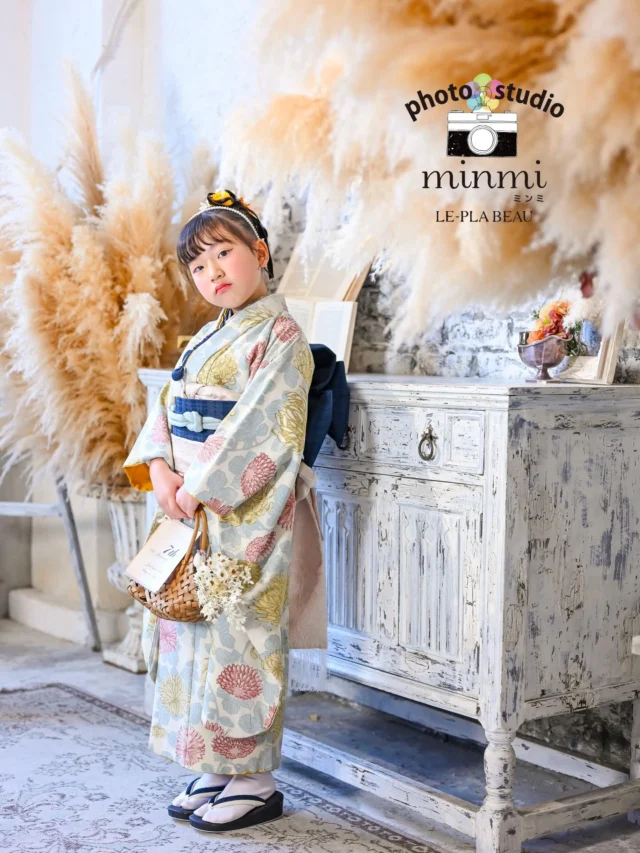 753 photo🎞
とっても仲良しで元気な兄弟さん👬
2人ともおしゃれさんでお話ししててもとっても楽しかったです💌
仲良くニコニコ笑顔で撮影できました🥰
お持ち込みのアクセサリーがとっても際立っていて最高です♪

撮影にお越しいただきありがとうございました🙇‍♀️✨
⁡

今なら２人一緒に七五三撮影をしたい方に向けたプラン兄弟メインシェアコースがお得な価格で撮影できます！😌

お子様のソロの写真はいらないけど、兄弟写真の時だけ一緒に写りたい方は
和装→¥５,５００
洋装→¥１,６５０　　こちらでのご案内が可能となっております📸

photo studio𓂃 @minmi_toyokawa 
studio 𓂃シエロstudio
⁡
⁡
⁡
⁡
┈┈┈┈┈┈┈┈┈┈┈┈┈┈┈┈┈┈┈┈

⁡
ご予約大変埋まりやすくなっております😳
⁡
七五三撮影では着物を1着、洋装を1着を着て撮影して頂けれます🌷🌷
⁡
↓↓プランの特典↓↓
❶家族撮影無料‼︎
❷再撮影無料‼︎※データお渡し後は対象外
❸和装　洋装1着ずつ
❹新作衣装追加料金なし
❺足袋もレンタル無料‼︎
⁡
ご予約お待ちしております🫶
⁡
—————————————————————
ご予約方法
Web: https://photostudio-minmi.com/
tell:0533-56-2806
⁡
〒442-0033
愛知県豊川市豊川町遠通2番地14
⁡
定休日:水曜日
—————————————————————————
#フォト #フォトスタジオ#写真館 #753#753撮影 753ヘア 753前撮り 7歳 ５歳 3歳photo フォトウェディング バースデー バースデーフォト バースデー撮影 ニューボンお宮参り ハーフ成人式 振袖 振袖レンタル フォトスタジオ愛知フォトスタジオ豊川七五三撮影