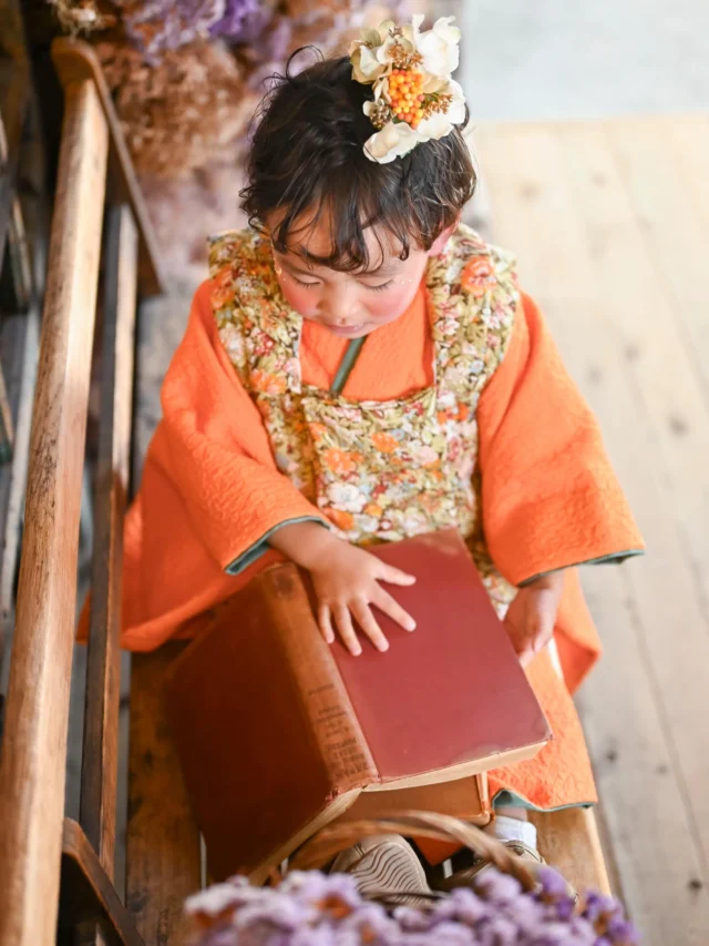 ✨ 𝓝𝓔𝓦 𝓐𝓡𝓡𝓘𝓥𝓐𝓛 ✨

七五三の新作衣装が仲間入りしました🎉

目を引くポイントは
元気いっぱいのビタミンカラー“オレンジ”🧡

お子さまが思わず「着たい！」と目を輝かせる
人気カラーで、お顔映りもパッと明るく✨
小麦色のお肌にもよく似合うので、夏の撮影にもおすすめです🌞

さらにトレンドのボタニカル柄🌿で
元気さの中にナチュラルなおしゃれ感をプラス。

一生に一度の3歳の七五三を
とびきり華やかな一着で残しませんか？📸

──────────────
📍フォトスタジオミンミ豊川店

ご予約方法
🌐Web
https://photostudio-minmi.com/

📞TEL
0533-56-2806

愛知県豊川市豊川町遠通2番地14
定休日：水曜日
──────────────

#フォトスタジオ #七五三 #753撮影 #七五三前撮り #七五三衣装 フォトスタジオ愛知 フォトスタジオ豊川