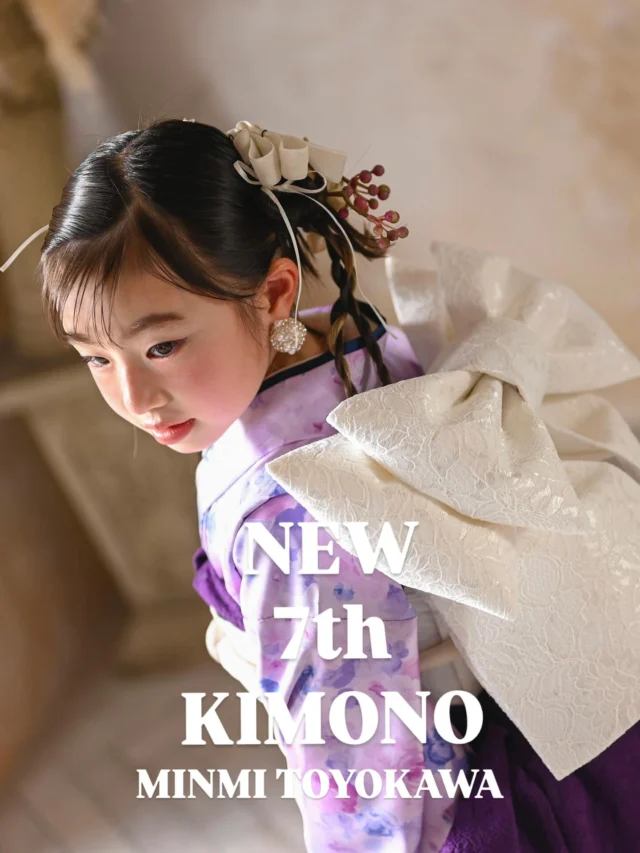 7歳 女の子

✨ 𝓝𝓔𝓦 𝓐𝓡𝓡𝓘𝓥𝓐𝓛 - 7歳 七五三 - ✨

七五三の新作衣装が仲間入りしました🎀

少しお姉さんになった7歳さんにぴったりの、
華やかさと上品さを兼ね備えた一着。

優雅に広がる柄と美しい色合いが、
ぐっと大人っぽい雰囲気を演出してくれます✨

可愛らしさの中に、
ちょっぴり背伸びしたお姉さんらしさも感じられる
特別なコーディネートです🌸

一生に一度の7歳の七五三。
成長した姿を、とびきり華やかな一着と一緒に残しませんか？📸