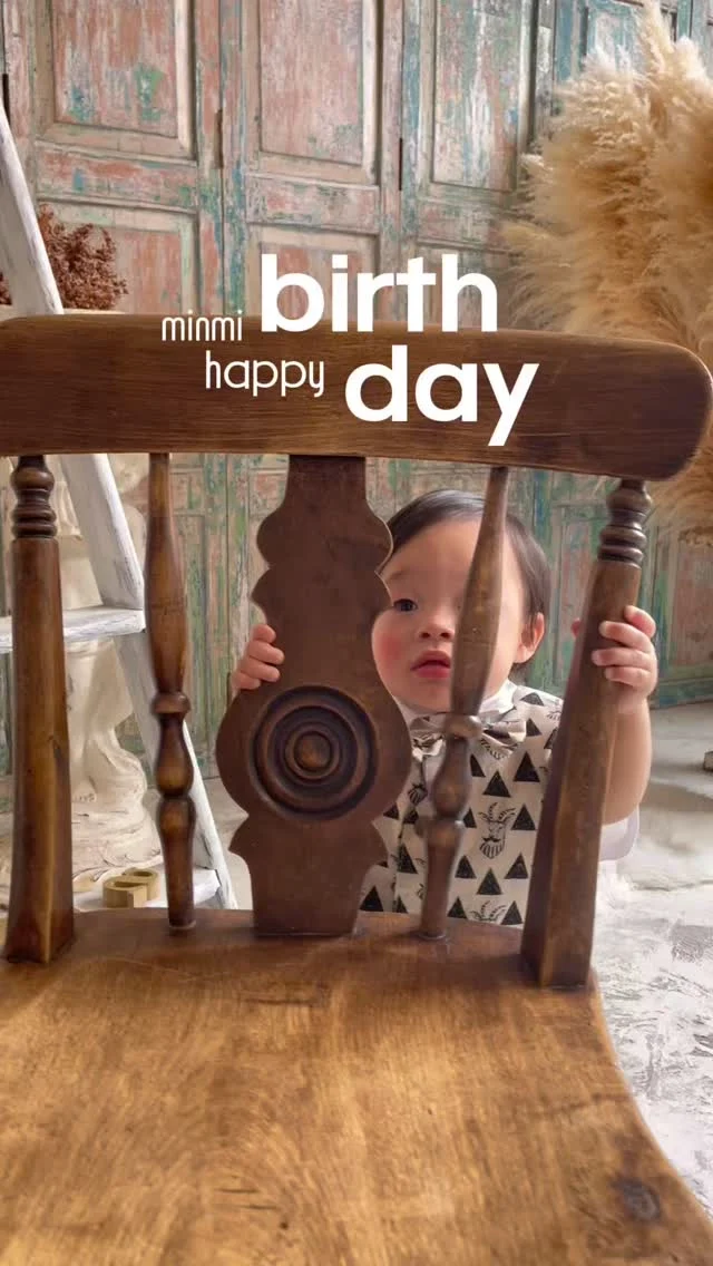 #1stbirthday 🌈✨
緊張しながらもおもちゃでたくさん遊べました！
ハイハイもつかまり立ちも上手にできてスタッフ一同癒されました🍀
パパ、ママ、お姉ちゃんもご協力ありがとうございました🍓

フォトスタジオミンミでは#スマッシュケーキ #一升餅 #選び取りカード など様々な撮影ができます📸
※全てお持ち込みになります🙌
※事前のご予約が必要になります
・
・
・
・5月6月もご予約埋まってきております💦
ご予約お待ちしております🫶

Photo  by @mocchan_minmi 
studio シエロスタジオ
　　　　　@minmi_toyokawa 
—————————————————————
ご予約方法
Web: https://photostudio-minmi.com/
tell:0533-56-2806

〒442-0033
愛知県豊川市豊川町遠通2番地14

定休日:水曜日
—————————————————————————

#七五三 753撮影 753ヘア 3歳女の子 7歳女の子 3歳男の子 5歳男の子 和装 ドレス 753 フォトスタジオ 写真館 スタジオミンミ スタジオミンミ豊川 豊川フォトスタジオ キッズ キッズフォト 七五三前撮り  一歳バースデー お宮参り バースデーフォト 豊川 豊橋 豊橋フォトスタジオ 家族写真  豊川フォトスタジオ スマッシュケーキ スマッシュケーキ撮影