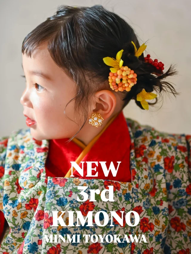 3歳 女の子

✨ 𝓝𝓔𝓦 𝓐𝓡𝓡𝓘𝓥𝓐𝓛 ✨

七五三の新作衣装が仲間入りしました🎀

目を引くのは、思わずときめく
華やかなレッドカラー❤️

お顔まわりがぱっと明るくなり、
小さな主役をより可愛く引き立ててくれる一着です✨

繊細な柄や色使いが重なり合い、
可愛らしさの中にもどこか上品な雰囲気をプラス🌸

はじめての七五三。
ちょっぴり特別なお姫さま気分で
大切な瞬間を残しませんか？📸