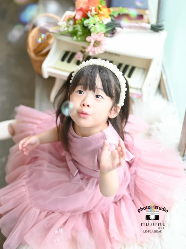 happy birthday🎂✨✨
シャボン玉が大好きな3歳さん🍀
最初から最後までニコニコ笑顔で最高に癒されました🥰

本当に楽し撮影でした~‼︎
撮影中のニッコニコ笑顔に癒されました〜🩵
⁡
⁡
撮影にお越しいただきありがとうございました🫶🏽🫧
 
⁡
⁡
photo studio𓂃 @minmi_toyokawa 
photographer 𓂃 @mocchan_minmi 
studio 𓂃 シエロstudio
⁡
⁡
⁡
⁡
⁡
—————————————————————
ご予約方法
Web: https://photostudio-minmi.com/
tell:0533-56-2806
⁡
〒442-0033
愛知県豊川市豊川町遠通2番地14
⁡
定休日:水曜日
—————————————————————————
#フォト #フォトスタジオ#写真館 #753#753撮影 753ヘア 753前撮り 7歳 ５歳 3歳photo フォトウェディング バースデー バースデーフォト バースデー撮影 ニューボンお宮参り ハーフ成人式 振袖 振袖レンタル フォトスタジオ愛知フォトスタジオ豊川七五三撮影
