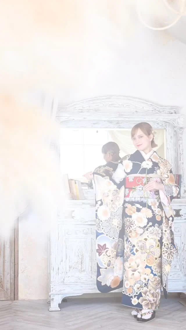 @hanaemi_kimono　←プロフィールはこちら
.
HANAEMI 2026 New Style🌸
.
ネイビーの振袖に赤の帯、帯の下にフリルを入れて
大人可愛いスタイルで✨
.
Model：@sakuraa_tsu
Hair&make&styling：@hanaemi_kimono
📍：@minimi_toyokawa
.
一生に一度の晴れの日に、最高のわたしを…
振袖レンタルで、特別な一日をもっと美しく🌷
振袖選びに迷ったら、ぜひハナエミに🎀
.
あなたにぴったりの一着を
コーディネートさせていただきます✨

🏠：振袖レンタルハナエミ
▷愛知県豊川市豊川町遠通2-14 2階
▷0533-56-2831
▷9:00〜18:30
▷毎週水曜日定休
▷駐車場有
▷事前の予約が必要になります⚠️
▷予約方法：Web、TEL、公式ラインからお願いいたします
https://lin.ee/OUgM0V4
.
振袖レンタルハナエミでは
成人式の振袖レンタル、卒業式の卒業着物・袴のレンタルをはじめ
成人男性袴のレンタルも行っております✨
撮影スタジオも併設しているため、振袖や卒業袴等の
撮影のみのプランもございます
.
🌸振袖レンタルハナエミでは、専門のスタッフが
お振袖から小物まで一緒にコーディネートさせていただき
お客様にぴったりの1着をご提案します🌷
ぜひ一度お越しください！
.

ご予約はWeb、お電話受け付けております📞
詳細はHPでご確認ください😊
@hanaemi_kimono 
-———————————————————
#振袖 #振袖ヘア #成人式ヘア #成人式 成人式前撮り 振袖レンタル ママ振袖 ママ振袖アレンジ 前撮り フォトスタジオ フォトスタジオ豊川写真館