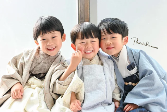 ⁡
5歳さん753 photo🎞
3人で揃ってお着物を着てくれた兄弟さん🫧とっても仲良く撮影できました🥰
ニコニコ笑顔が可愛すぎてスタッフ一同メロメロでした🥰
着物のくずしのベレー帽✖️眼鏡も似合ってて素敵でした🥳
撮影にお越しいただきありがとうございました🙇‍♀️✨
⁡

２人一緒に七五三撮影をしたい方に向けたプラン兄弟メインシェアコースがおすすめです！😌

お子様のソロの写真はいらないけど、兄弟写真の時だけ一緒に写りたい方は
和装→¥５,５００
洋装→¥１,６５０　　こちらでのご案内が可能となっております🌼
⁡
⁡
photo studio𓂃 @minmi_toyokawa 
studio 𓂃シエロstudio

┈┈┈┈┈┈┈┈┈┈┈┈┈┈┈┈┈┈┈┈
⁡
七五三撮影では着物を1着、洋装を1着を着て撮影して頂けれます🌷🌷
⁡
↓↓プランの特典↓↓
❶家族撮影無料‼︎
❷再撮影無料‼︎※データお渡し後は対象外
❸和装　洋装1着ずつ
❹新作衣装追加料金なし
❺足袋もレンタル無料‼︎
⁡
ご予約お待ちしております🫶
⁡
—————————————————————
ご予約方法
Web: https://photostudio-minmi.com/
tell:0533-56-2806
⁡
〒442-0033
愛知県豊川市豊川町遠通2番地14
⁡
定休日:水曜日
—————————————————————————
#フォト #フォトスタジオ#写真館 #753#753撮影 753ヘア 753前撮り 7歳 ５歳 3歳photo フォトウェディング バースデー バースデーフォト バースデー撮影 ニューボンお宮参り ハーフ成人式 振袖 振袖レンタル フォトスタジオ愛知フォトスタジオ豊川七五三撮影