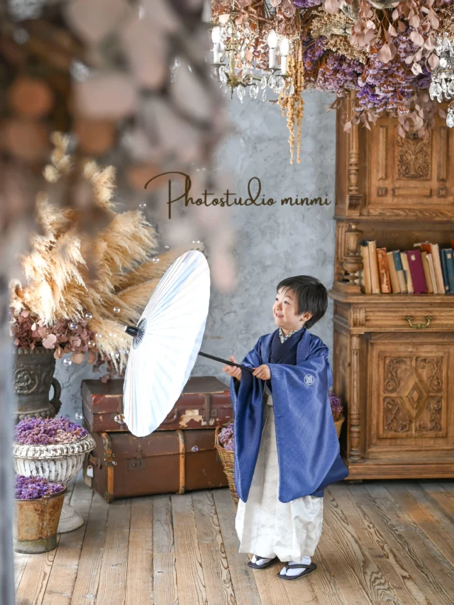 5歳さん753 photo🎞

とってもおしゃれさんな5歳さん🌼
かっこよくかつ可愛くニコニコお写真撮れました！！

ママもパパもお姉ちゃんも沢山ご協力いただきありがとうございました♪
撮影にお越しいただきありがとうございました🙇‍♀️✨
⁡
photo studio𓂃 @minmi_toyokawa 
photographer 𓂃 @robe.studiominmi 
studio 𓂃 フェリスstudio
⁡
⁡
┈┈┈┈┈┈┈┈┈┈┈┈┈┈┈┈┈┈┈┈

⁡
ご予約大変埋まりやすくなっております😳⁡
七五三撮影では着物を1着、洋装を1着を着て撮影して頂けれます🌷🌷
⁡
↓↓プランの特典↓↓
❶家族撮影無料‼︎
❷再撮影無料‼︎※データお渡し後は対象外
❸和装　洋装1着ずつ
❹新作衣装追加料金なし
❺足袋もレンタル無料‼︎
⁡
ご予約お待ちしております🫶
⁡
—————————————————————
ご予約方法
Web: https://photostudio-minmi.com/
tell:0533-56-2806
⁡
〒442-0033
愛知県豊川市豊川町遠通2番地14
⁡
定休日:水曜日
—————————————————————————
#フォト #フォトスタジオ#写真館 #753#753撮影 753ヘア 753前撮り 7歳 ５歳 3歳photo フォトウェディング バースデー バースデーフォト バースデー撮影 ニューボンお宮参り ハーフ成人式 振袖 振袖レンタル フォトスタジオ愛知フォトスタジオ豊川七五三撮影