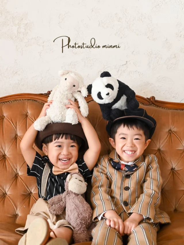 ⁡
5歳さん3歳さんの753 photo🎞
ぬいぐるみが大好きな兄弟さん🐼🐏🐒
ぬいぐるみさんと一緒に写真撮ってとっても仲良く撮影できました🥰
ニコニコ笑顔が可愛すぎてスタッフ一同メロメロでした🥰
着物のお揃いグレー帽子✖️眼鏡も似合ってて素敵でした🥳
撮影にお越しいただきありがとうございました🙇‍♀️✨
⁡

２人一緒に七五三撮影をしたい方に向けたプラン兄弟メインシェアコースがおすすめです！😌

お子様のソロの写真はいらないけど、兄弟写真の時だけ一緒に写りたい方は
和装→¥５,５００
洋装→¥１,６５０　　こちらでのご案内が可能となっております🌼
⁡
⁡
photo studio𓂃 @minmi_toyokawa 
studio 𓂃シエロstudio

カメラマン　もっちゃん
┈┈┈┈┈┈┈┈┈┈┈┈┈┈┈┈┈┈┈┈
⁡
七五三撮影では着物を1着、洋装を1着を着て撮影して頂けれます🌷🌷
⁡
↓↓プランの特典↓↓
❶家族撮影無料‼︎
❷再撮影無料‼︎※データお渡し後は対象外
❸和装　洋装1着ずつ
❹新作衣装追加料金なし
❺足袋もレンタル無料‼︎
⁡
ご予約お待ちしております🫶
⁡
—————————————————————
ご予約方法
Web: https://photostudio-minmi.com/
tell:0533-56-2806
⁡
〒442-0033
愛知県豊川市豊川町遠通2番地14
⁡
定休日:水曜日
—————————————————————————
#フォト #フォトスタジオ#写真館 #753#753撮影 753ヘア 753前撮り 7歳 ５歳 3歳photo フォトウェディング バースデー バースデーフォト バースデー撮影 ニューボンお宮参り ハーフ成人式 振袖 振袖レンタル フォトスタジオ愛知フォトスタジオ豊川七五三撮影